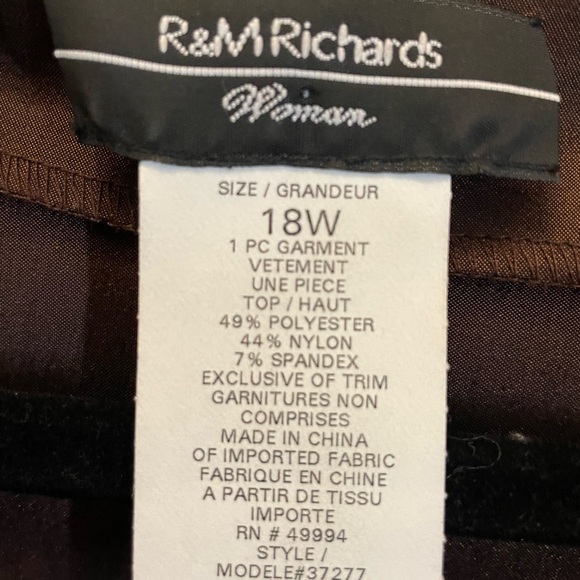 R & M Richards Size 18 W. Fancy top in a poly, nylon spandex blend c/w a broach - Picture 6 of 6